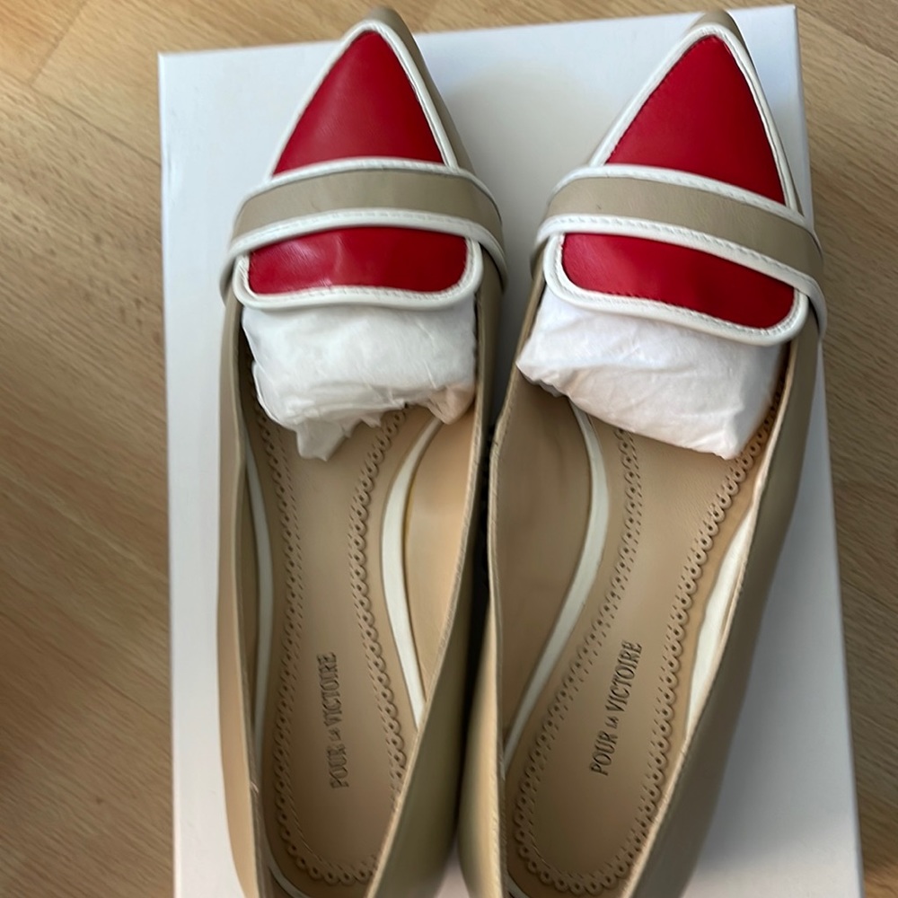 Size 8 close toed shoe by Pour La Victoire.